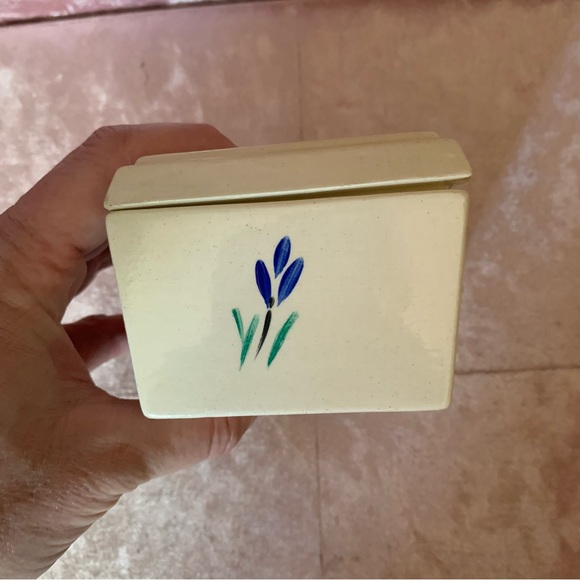 👗Painted White Ceramic Knick-Knack Box with Forget-Me-Not Flowers - Picture 10 of 11